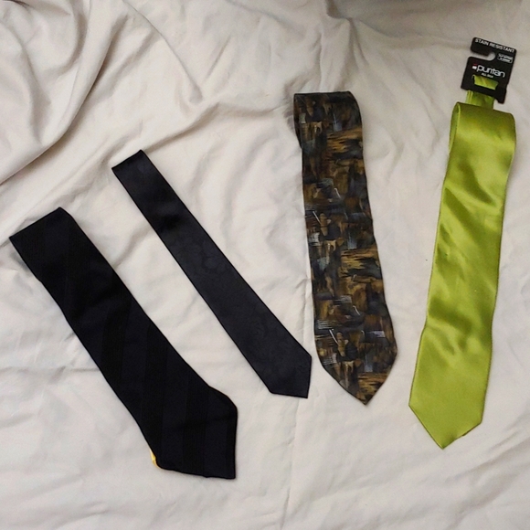 DONALD TRUMP Other - MIXED LOT OF 4 TIES * DONALD TRUMP * JORDACHE * ZYLOS * PURITAN